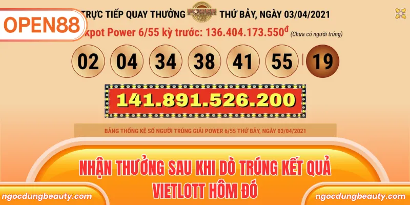 Nhận thưởng sau khi dò trúng kết quả Vietlott hôm đó